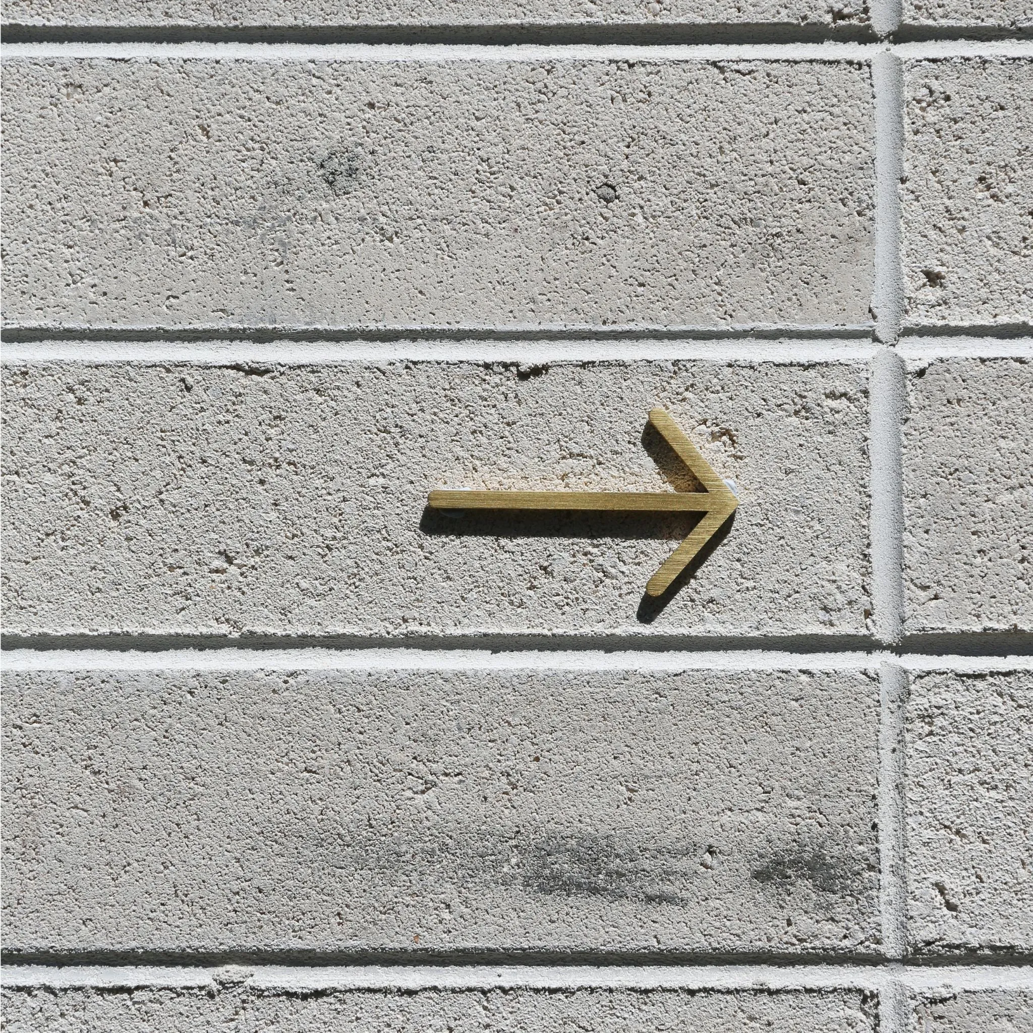 DESIGNSTUFF Signage, Arrow, Brushed Brass