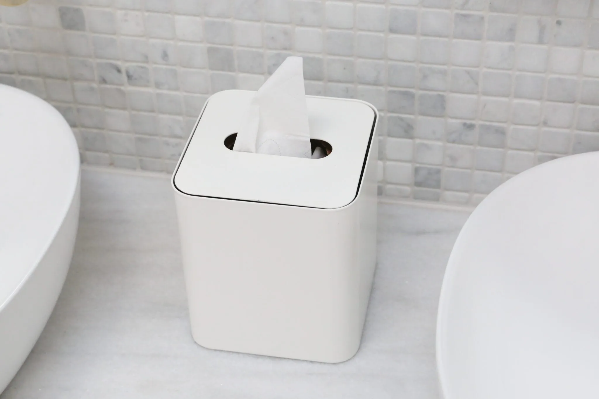 DESIGNSTUFF Square Tissue Box w/ Metal lid, White/White