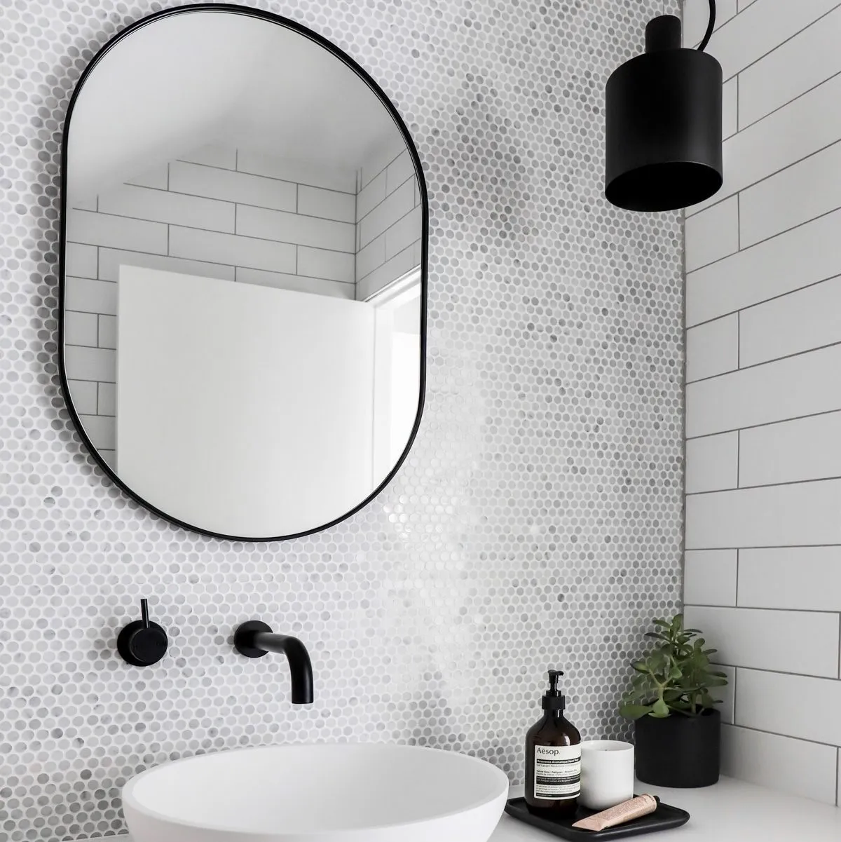 MIDDLE OF NOWHERE Bjorn Oval Mirror, Black, 5075cm