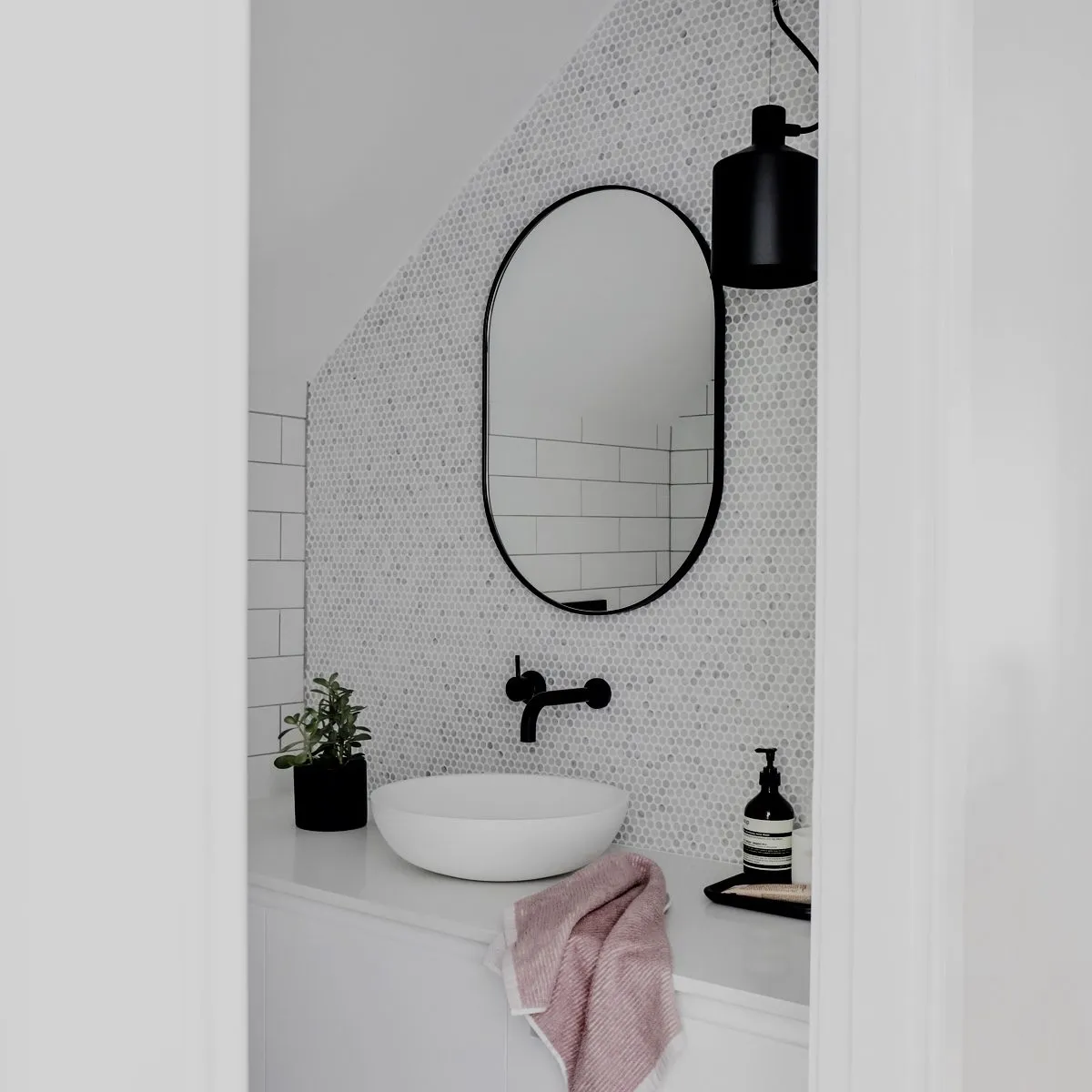 MIDDLE OF NOWHERE Bjorn Oval Mirror, Black, 5075cm