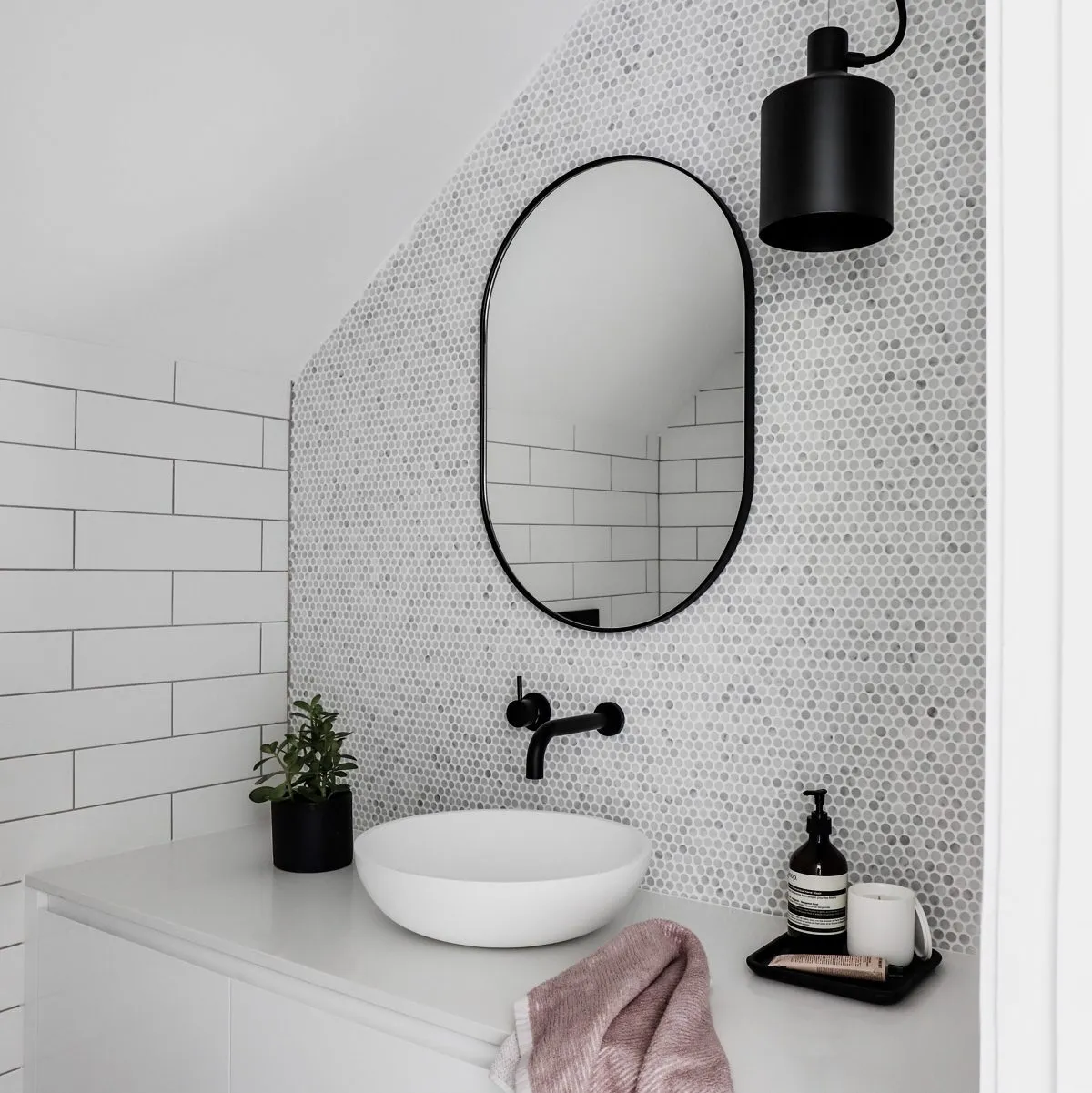 MIDDLE OF NOWHERE Bjorn Oval Mirror, Black, 5075cm