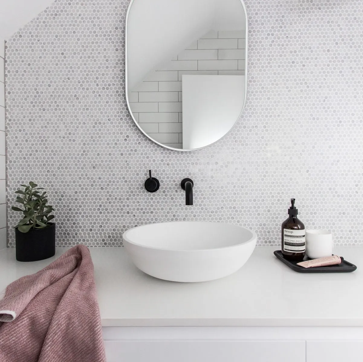 MIDDLE OF NOWHERE Bjorn Oval Mirror, White, 50x75cm